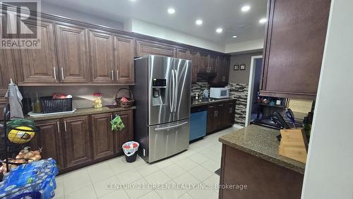 849 Millworks Crescent, Mississauga, ON - Indoor Photo Showing Kitchen With Upgraded Kitchen