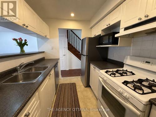 222 Freedom Private, Ottawa, ON - Indoor Photo Showing Kitchen With Double Sink