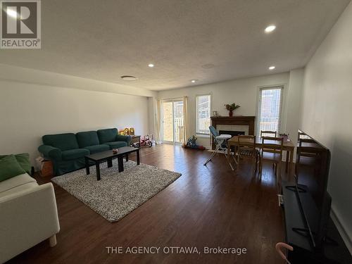 222 Freedom Private, Ottawa, ON - Indoor Photo Showing Living Room