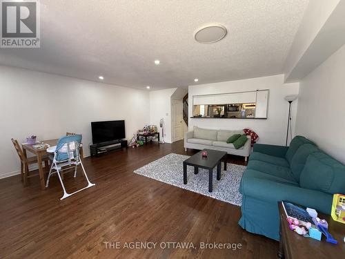 222 Freedom Private, Ottawa, ON - Indoor Photo Showing Living Room