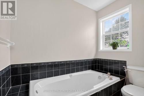 35 Heartleaf Private, Ottawa, ON - Indoor Photo Showing Bathroom
