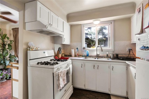 565 Baker St, Saanich, BC 