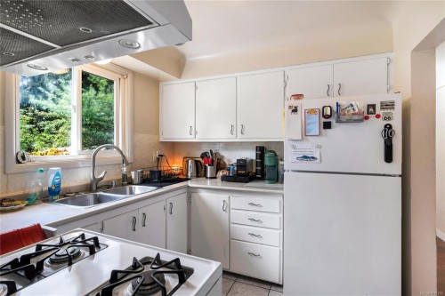 565 Baker St, Saanich, BC 