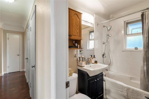 565 Baker St, Saanich, BC 