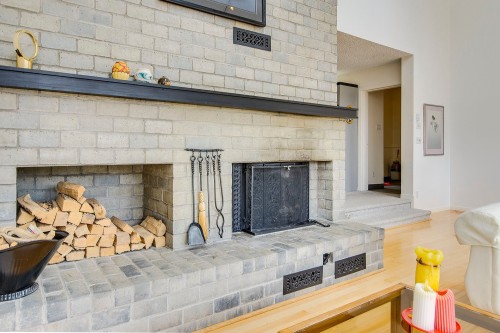 Living Room - 171 Ch. Holmes, Sutton, QC - Indoor Photo Showing Living Room With Fireplace