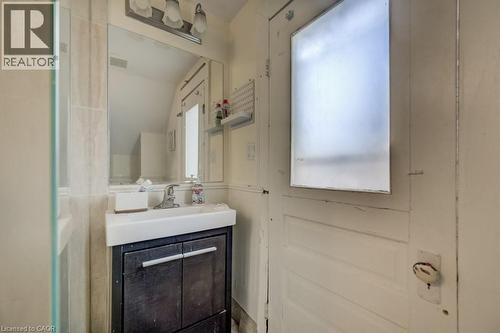 10 Marshall Street, Waterloo, ON - Indoor Photo Showing Bathroom