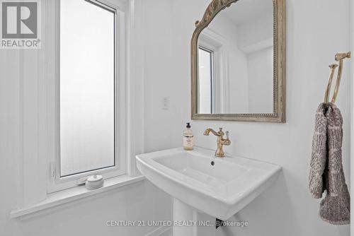 753 Chesterfield Avenue, Peterborough (Northcrest Ward 5), ON - Indoor Photo Showing Bathroom