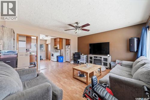 439 22Nd Street E, Prince Albert, SK - Indoor Photo Showing Living Room