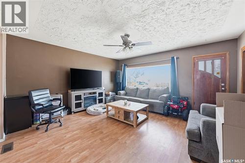 439 22Nd Street E, Prince Albert, SK - Indoor Photo Showing Living Room