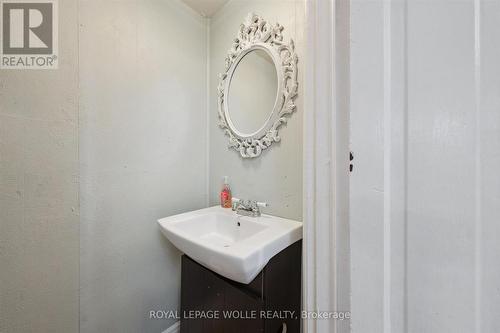 50 Main Street E, Mapleton, ON - Indoor Photo Showing Bathroom
