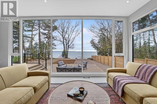 160 Tiny Beaches Road N, Tiny, ON - Indoor Photo Showing Living Room