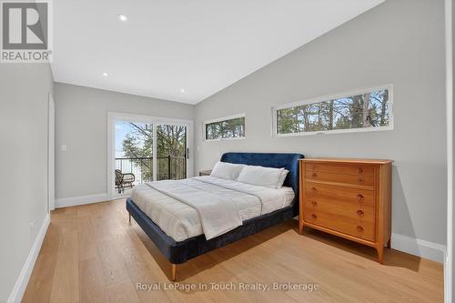 160 Tiny Beaches Road N, Tiny, ON - Indoor Photo Showing Bedroom
