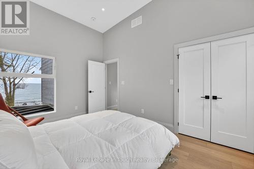 160 Tiny Beaches Road N, Tiny, ON - Indoor Photo Showing Bedroom