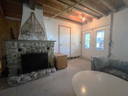 Salle familiale - 1111 Ch. Kataway, Saint-Michel-Des-Saints, QC - Indoor With Fireplace