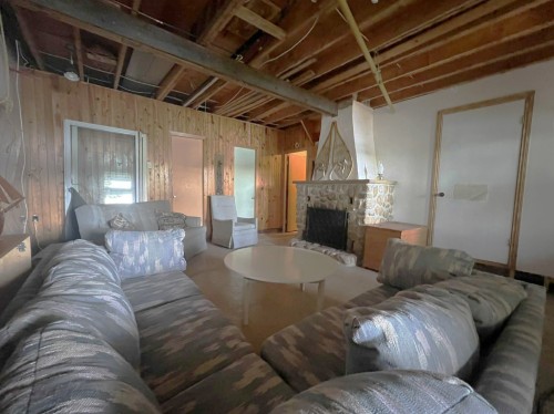 Salle familiale - 1111 Ch. Kataway, Saint-Michel-Des-Saints, QC - Indoor Photo Showing Other Room With Fireplace