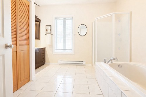Salle de bains - 261 Rue Principale, Saint-Adelphe, QC - Indoor Photo Showing Bathroom