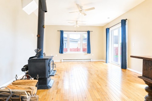 Salon - 261 Rue Principale, Saint-Adelphe, QC - Indoor Photo Showing Other Room