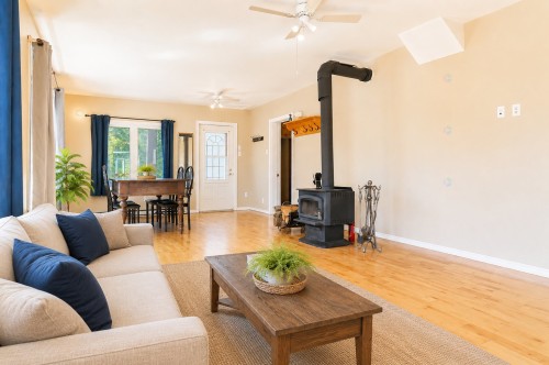 Vue d'ensemble - 261 Rue Principale, Saint-Adelphe, QC - Indoor Photo Showing Living Room