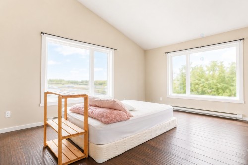 Loft - 261 Rue Principale, Saint-Adelphe, QC - Indoor Photo Showing Bedroom