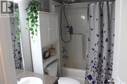 404 820 5Th Street Ne, Weyburn, SK - Indoor Photo Showing Bathroom