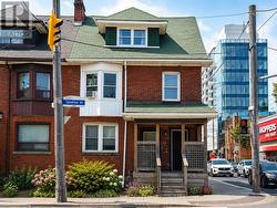 MAIN FLOOR - 186 SPADINA ROAD Toronto, ON M5R 2T8