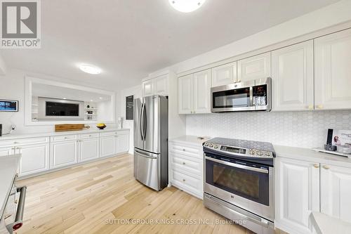 360 Isabella Avenue, Mississauga, ON - Indoor Photo Showing Kitchen