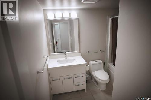 207 211 Ledingham Street, Saskatoon, SK - Indoor Photo Showing Bathroom