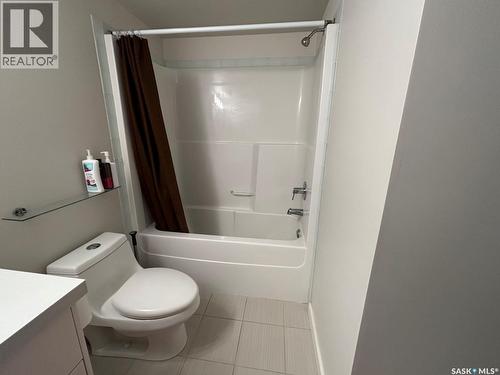 207 211 Ledingham Street, Saskatoon, SK - Indoor Photo Showing Bathroom