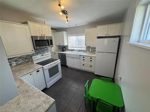 450 3Rd Street, Brandon, MB - Indoor Photo Showing Kitchen