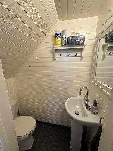 450 3Rd Street, Brandon, MB - Indoor Photo Showing Bathroom