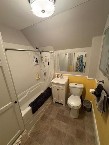 450 3Rd Street, Brandon, MB - Indoor Photo Showing Bathroom