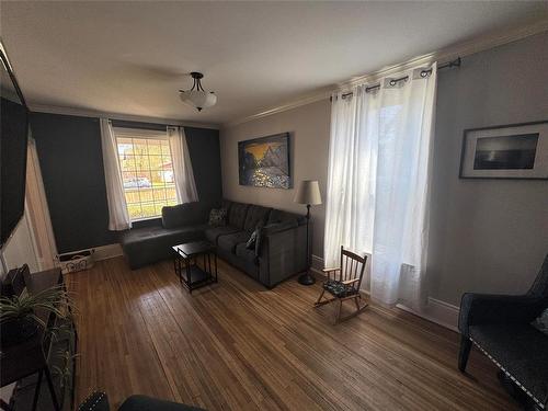 450 3Rd Street, Brandon, MB - Indoor Photo Showing Living Room