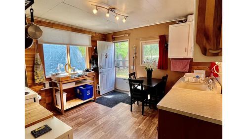 305 8Th Avenue, Nakusp, BC - Indoor
