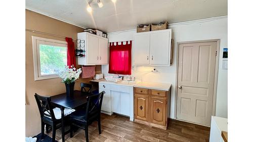 305 8Th Avenue, Nakusp, BC - Indoor