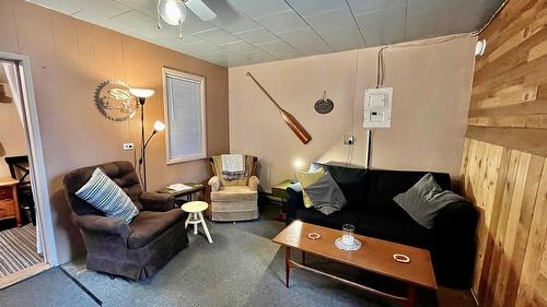 305 8Th Avenue, Nakusp, BC - Indoor Photo Showing Living Room