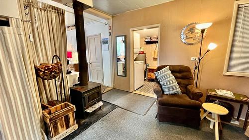 305 8Th Avenue, Nakusp, BC - Indoor Photo Showing Other Room