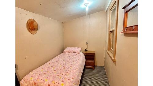 305 8Th Avenue, Nakusp, BC - Indoor Photo Showing Bedroom
