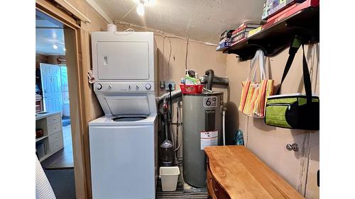 305 8Th Avenue, Nakusp, BC - Indoor Photo Showing Laundry Room