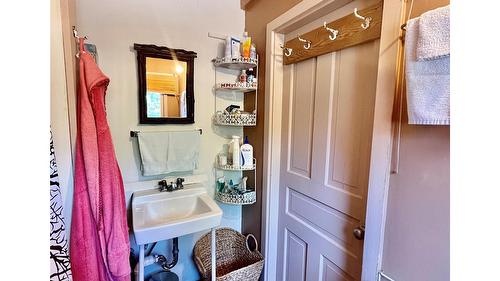 305 8Th Avenue, Nakusp, BC - Indoor Photo Showing Bathroom