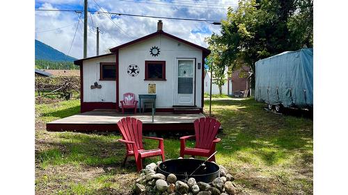 305 8Th Avenue, Nakusp, BC - Outdoor