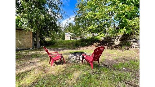 305 8Th Avenue, Nakusp, BC - Outdoor