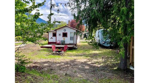 305 8Th Avenue, Nakusp, BC - Outdoor
