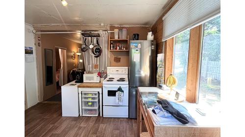 305 8Th Avenue, Nakusp, BC - Indoor Photo Showing Kitchen