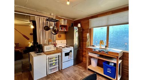 305 8Th Avenue, Nakusp, BC - Indoor Photo Showing Kitchen