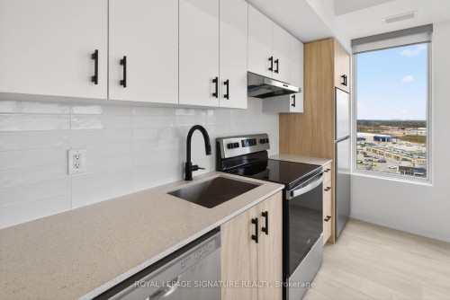 C1207-4878 Powers Common, Burlington, ON - Indoor Photo Showing Kitchen With Upgraded Kitchen