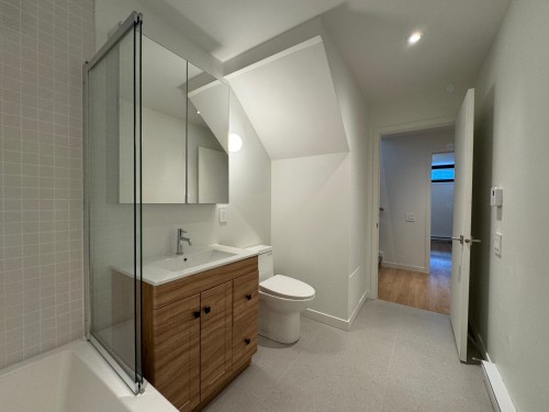 Bathroom - 5971 Av. Papineau, Montréal (Rosemont/La Petite-Patrie), QC - Indoor Photo Showing Bathroom