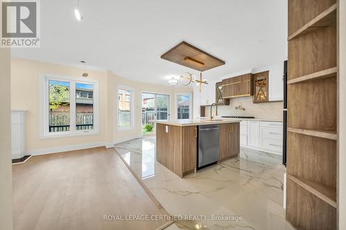 5016 Natkarni Crescent, Mississauga, ON - Indoor Photo Showing Kitchen