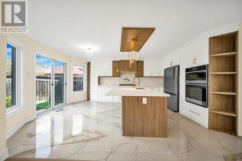 5016 Natkarni Crescent, Mississauga, ON - Indoor Photo Showing Kitchen