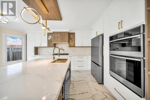 5016 Natkarni Crescent, Mississauga, ON - Indoor Photo Showing Kitchen With Double Sink With Upgraded Kitchen