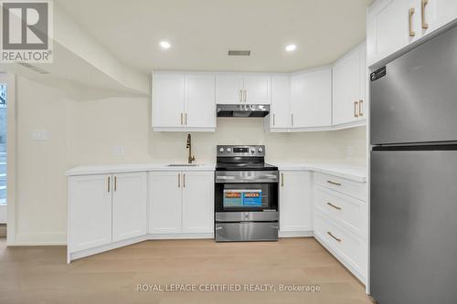 5016 Natkarni Crescent, Mississauga, ON - Indoor Photo Showing Kitchen